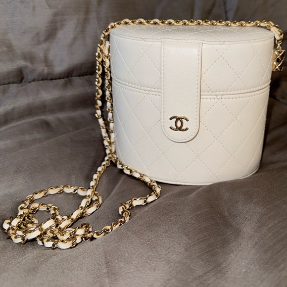 Authentic Chanel White Quilted Vanity Case Bag with Gold Hardware - Picture 3 of 9